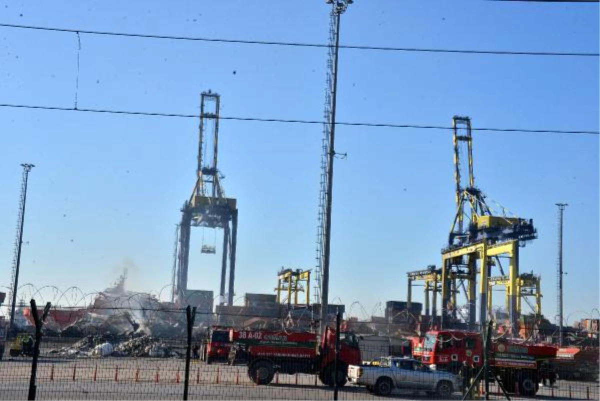 İskenderun Limanı\'ndaki yangında hurdaya dönen konteynerler kaldırılıyor
