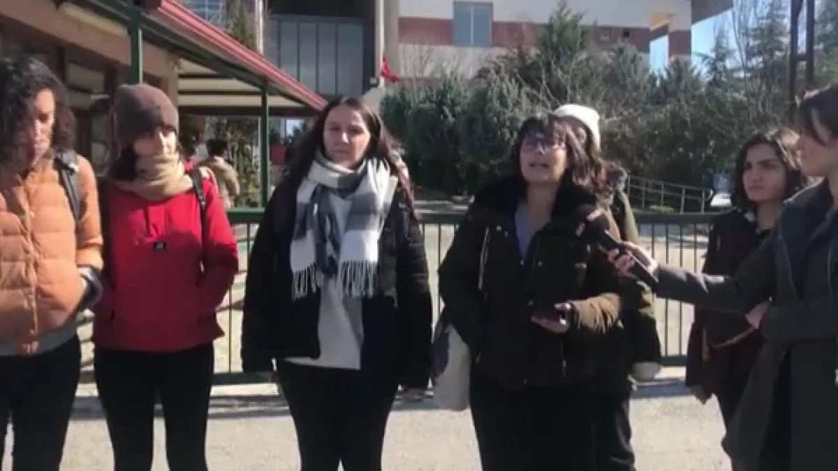 İzmir\'de Kadın Öğrenciler Üniversitelerde Uzaktan Eğitim Kararını Protesto Etti