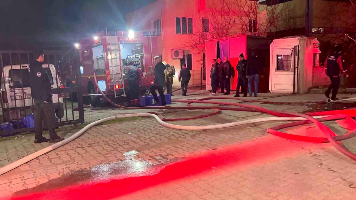 İzmir\'de kauçuk fabrikasında korkutan yangın