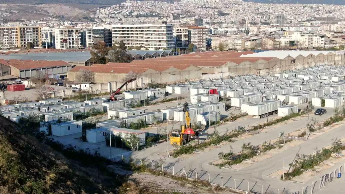 İzmir\'deki konteynerler deprem bölgesine taşınıyor