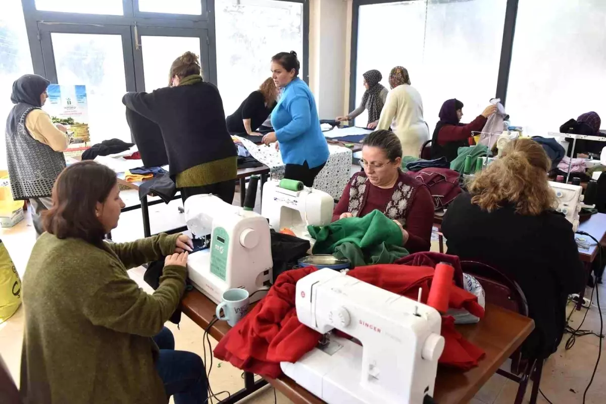 Kadınlar depremzedelere destek için dikiyorlar