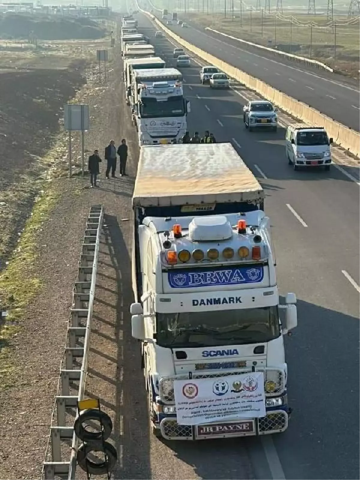 Mardin\'de cipe düzenlenen silahlı saldırıda ölenlerin yakınları; depremzedelere 32 TIR yardım gönderdi