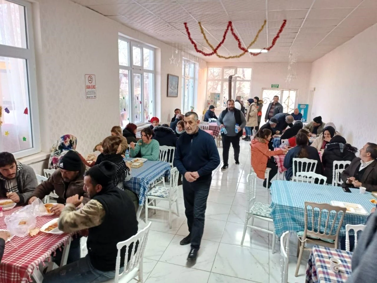 Mucur Belediyesi\'nden depremzedelere çay ve yemek ikramı