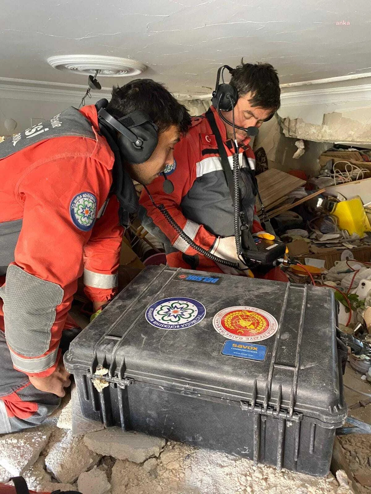 Muğla\'dan giden ekipler 28 kişiyi enkazdan sismik akustik cihaz yardımıyla kurtardı