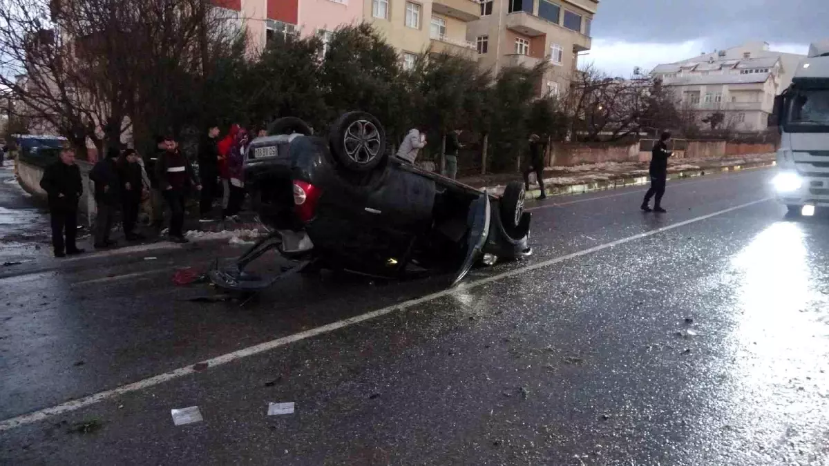 Otomobil karşı şeride geçip takla attı: 2 yaralı