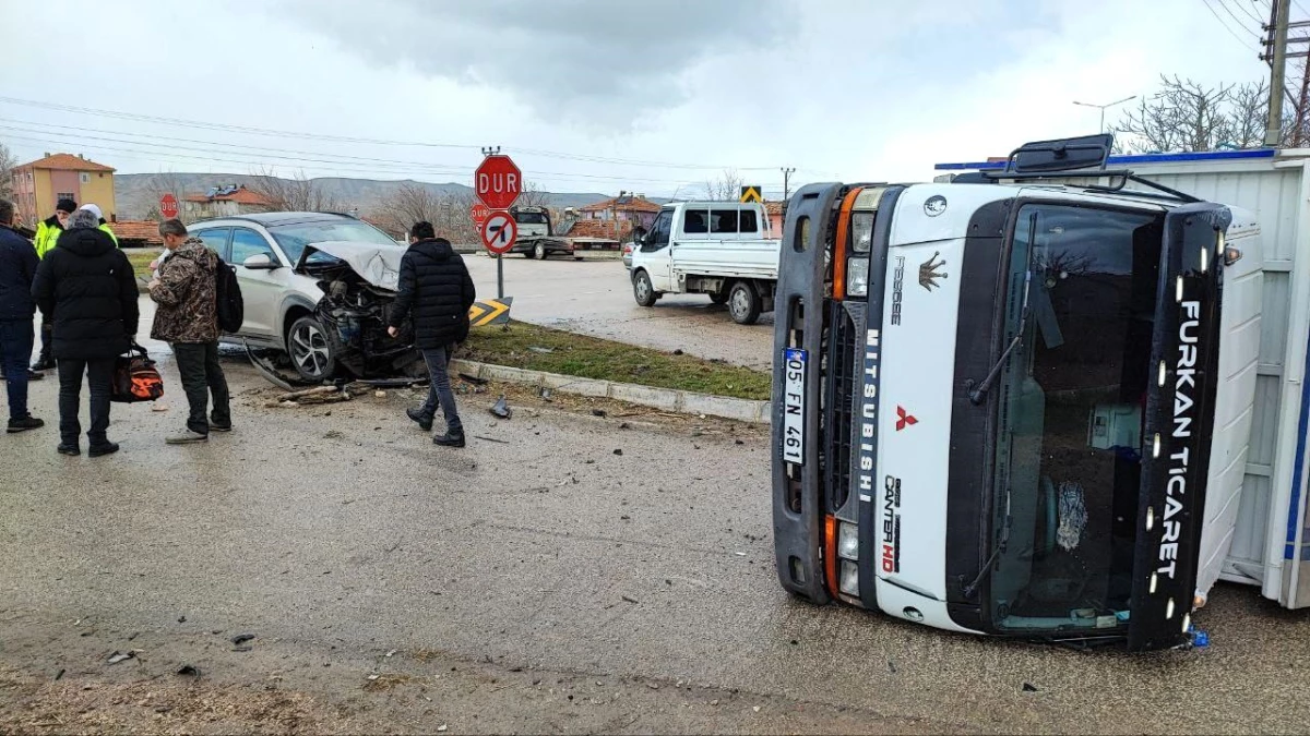 Otomobille çarpışan kamyon yan yattı