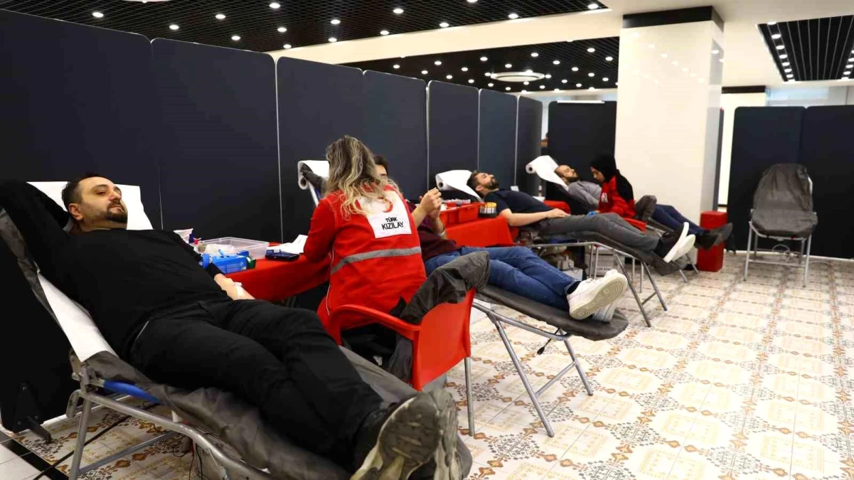 Radyocular Başakşehir\'de kan bağışında bulundu