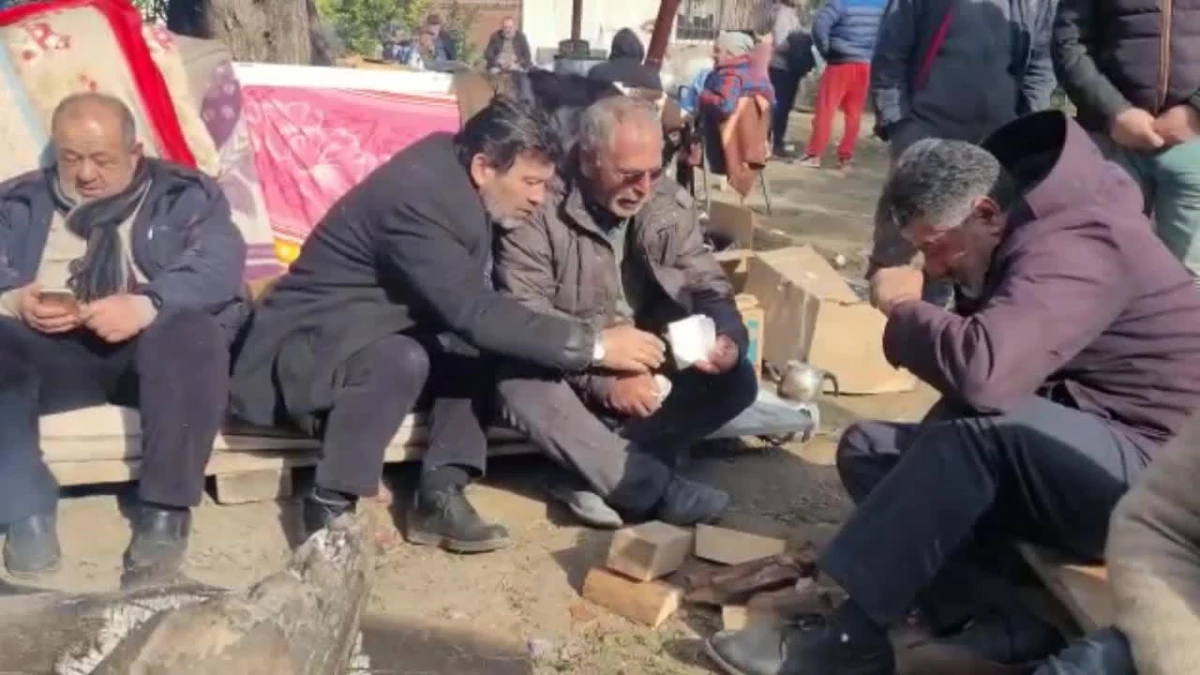 Remiz Çayır, Hatay\'da Depremzedeleri Ziyaret Etti: "Evleri Kendi Mezarımız Yapmamak Lazım"