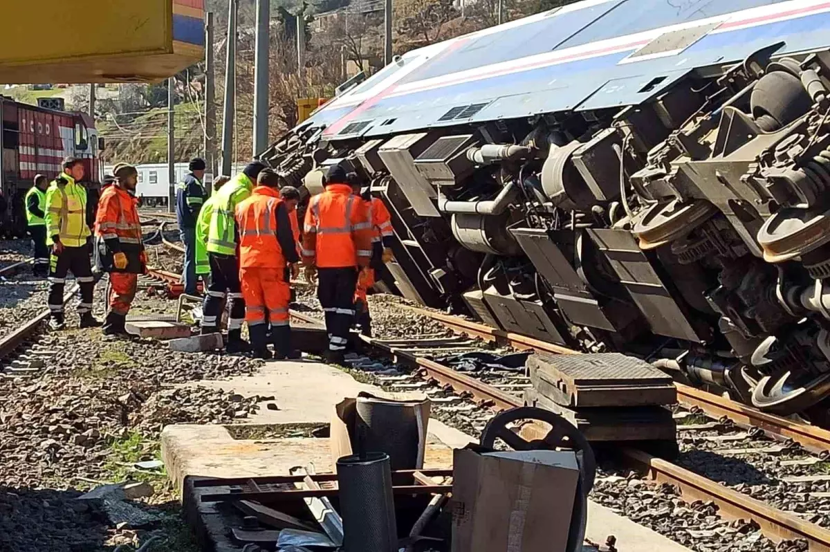 Şiddetli deprem tren vagonlarını devirdi, rayları tahrip etti