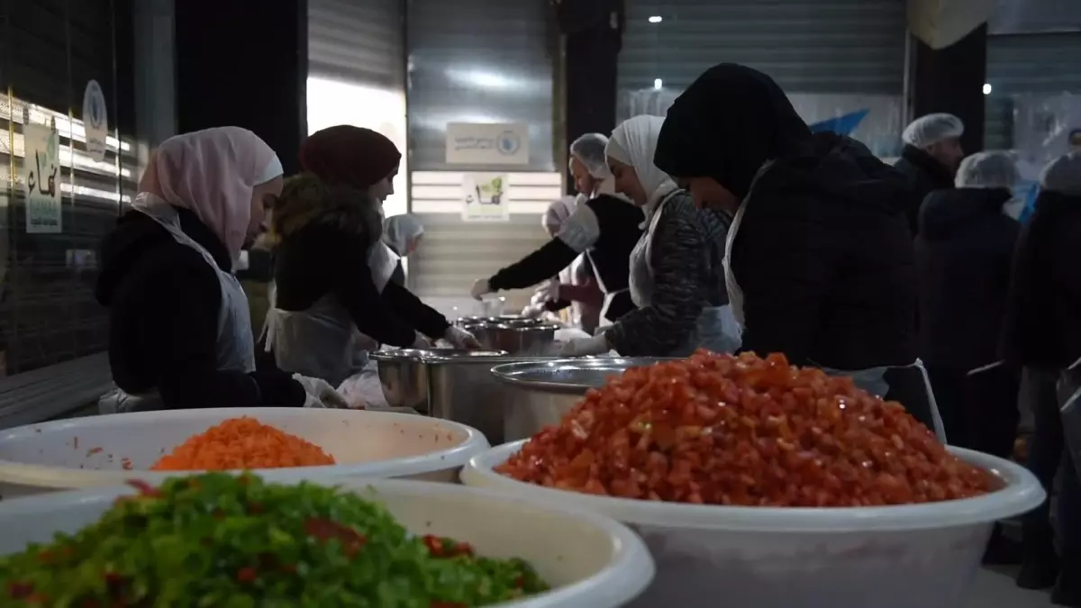 Suriye\'deki Yerel Yardım Kuruluşları Depremzedeler İçin Var Gücüyle Çalışıyor