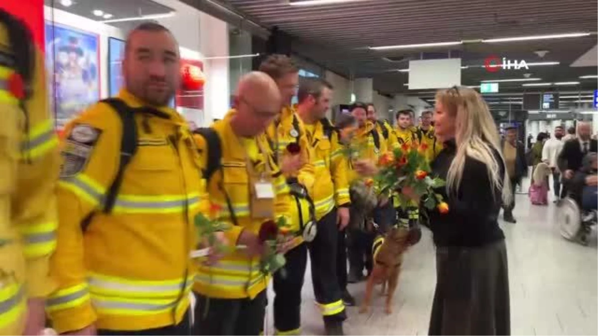 Türkiye\'den dönen Alman arama-kurtarma ekibi çiçeklerle karşılandı