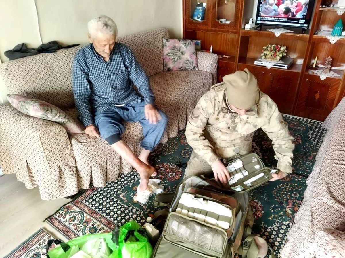 Van jandarması 55 kişiyi enkazdan sağ kurtardı