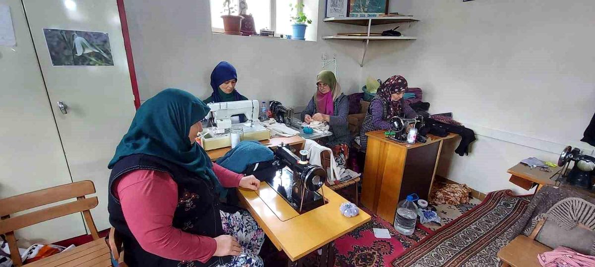 Yenice\'de depremzede çocuklar için parça kumaşlardan giysi dikiyorlar