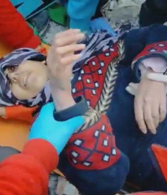 203 saat sonra inanılmaz kurtuluş! 7 katlı bina enkazının en dibinden sağ çıktılar 203 saat sonra inanılmaz kurtuluş! 7 katlı bina enkazının en dibinden sağ çıktılar