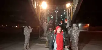 Adana'daki deprem bölgesinde çalışmalara katılan 60 kişilik askeri ve sivil ekip Türk Silahlı Kuvvetleri'ne ait uçakla İstanbul'a getirildi
