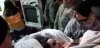 Adana'daki yaralı 49 depremzede ve 25 refakatçi TSK uçağıyla İstanbul'a getirildi