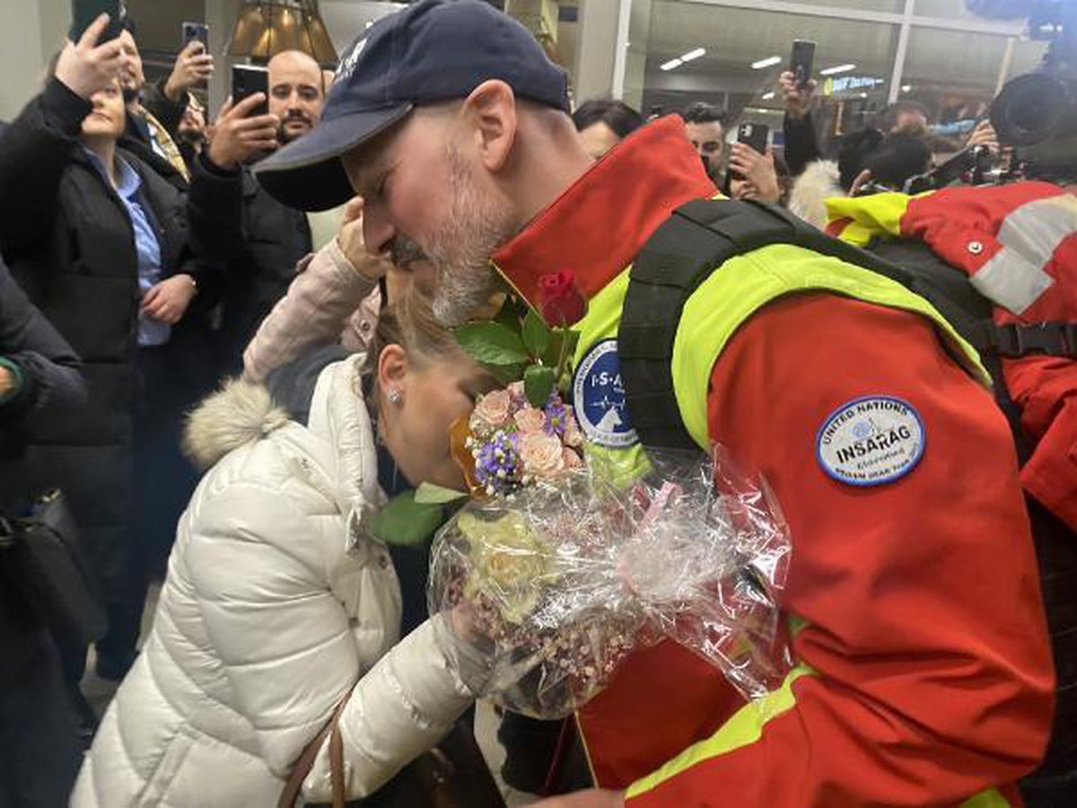 Alman ekipler, havalimanında sevgi seliyle karşılandı