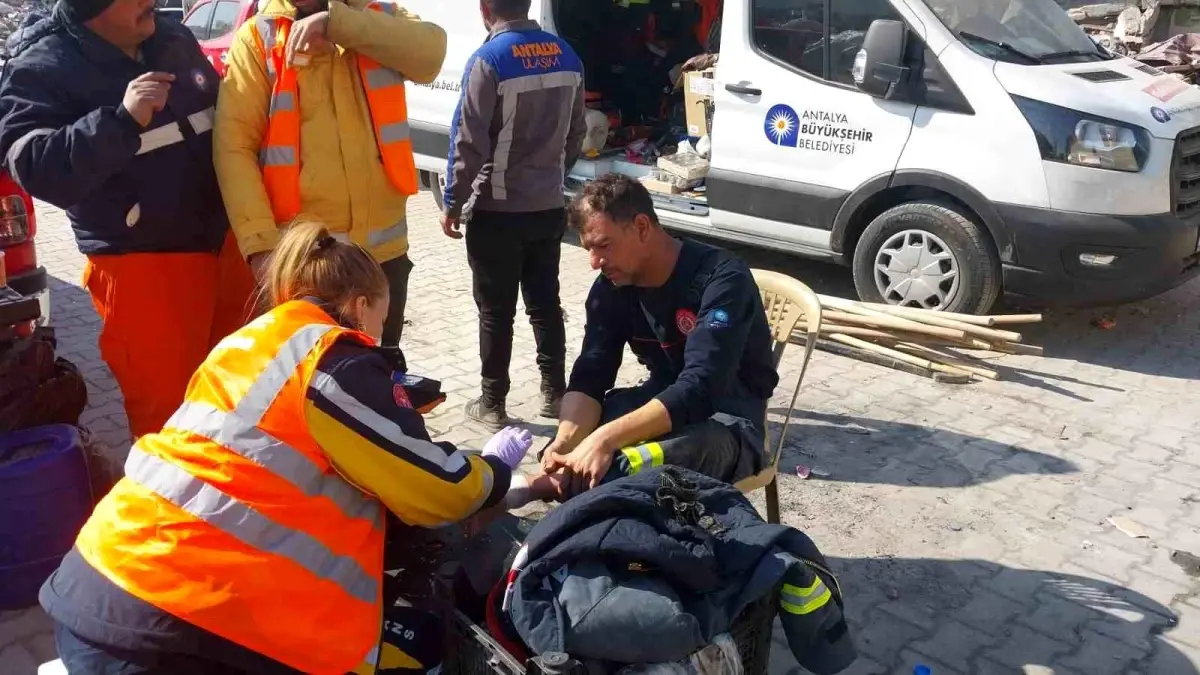 Antalya Büyükşehir Sağlık Ekipleri Deprem Bölgesinde Görev Başında