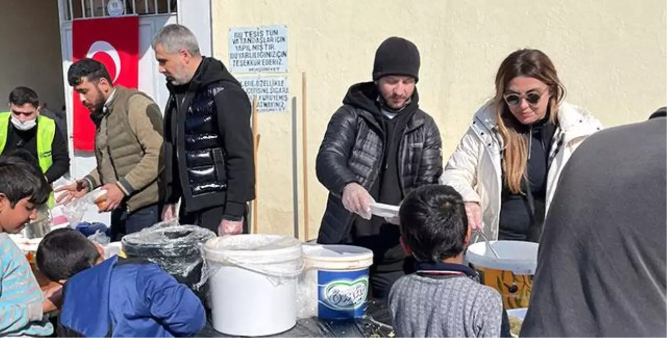 Aslı Hünel... DEPREMZEDELERE YEMEK DAĞITTI!