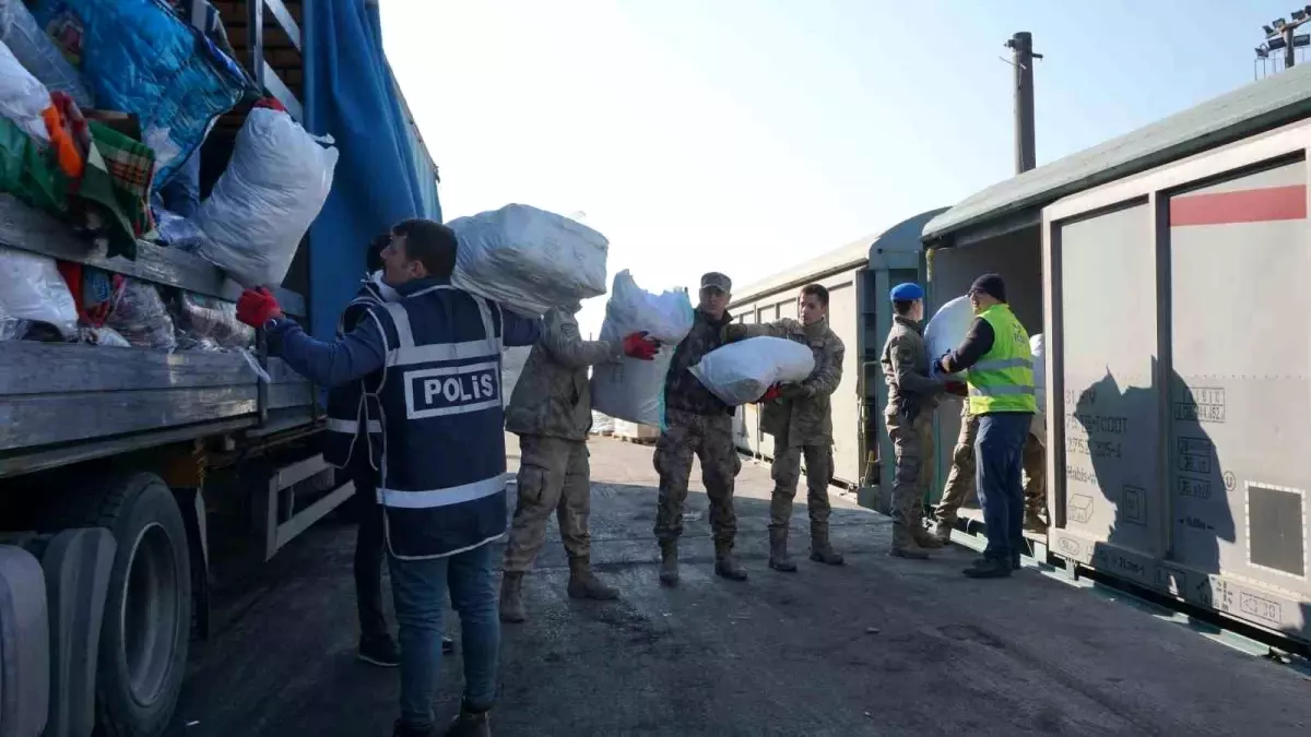 Avrupa\'dan gelen yardım malzemeleri Edirne\'den tırlar ve trenlerle afet bölgelerine sevk ediliyor