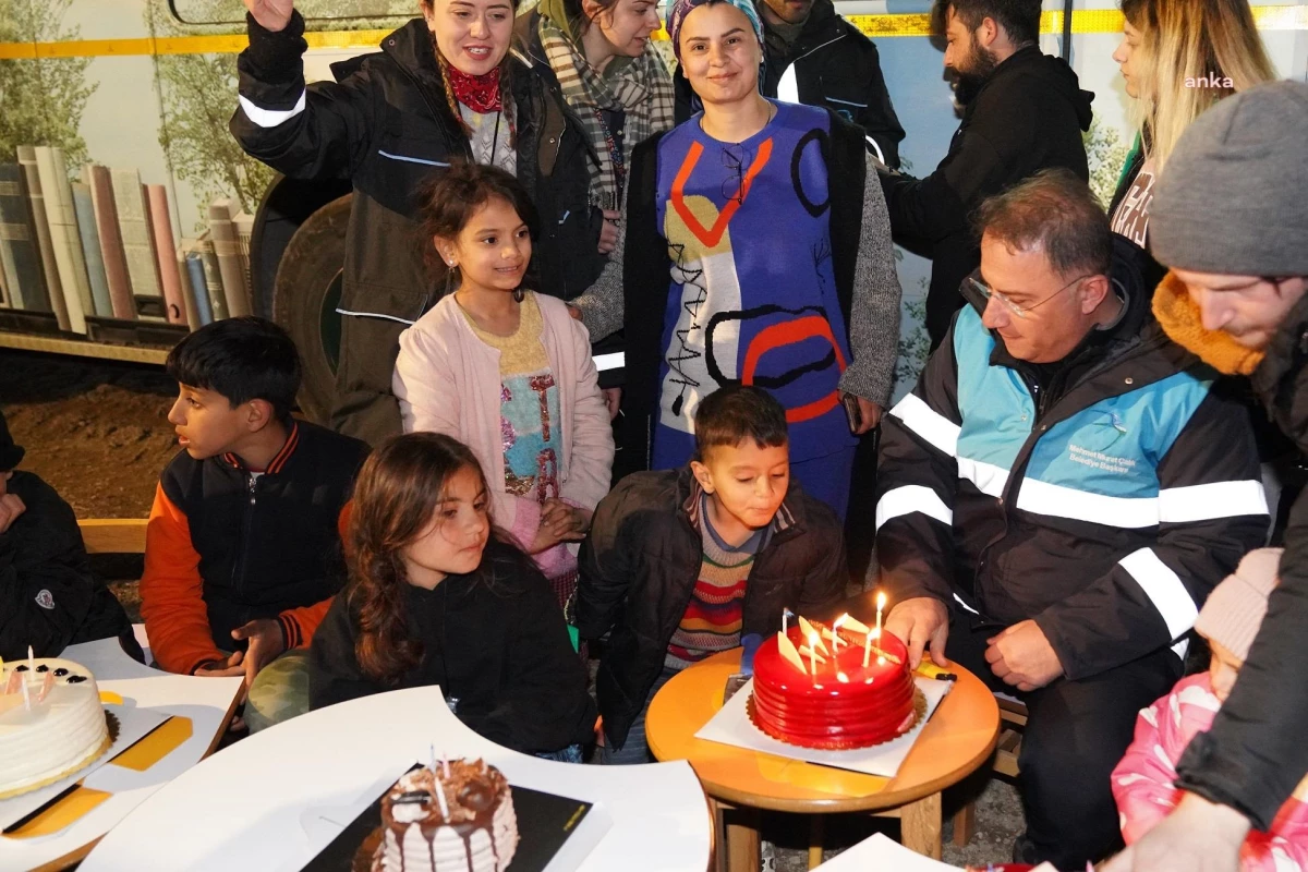 Beylikdüzü Belediye Başkanı Çalık\'tan Minik Burak\'a Çadır Kentte Doğum Günü Sürprizi