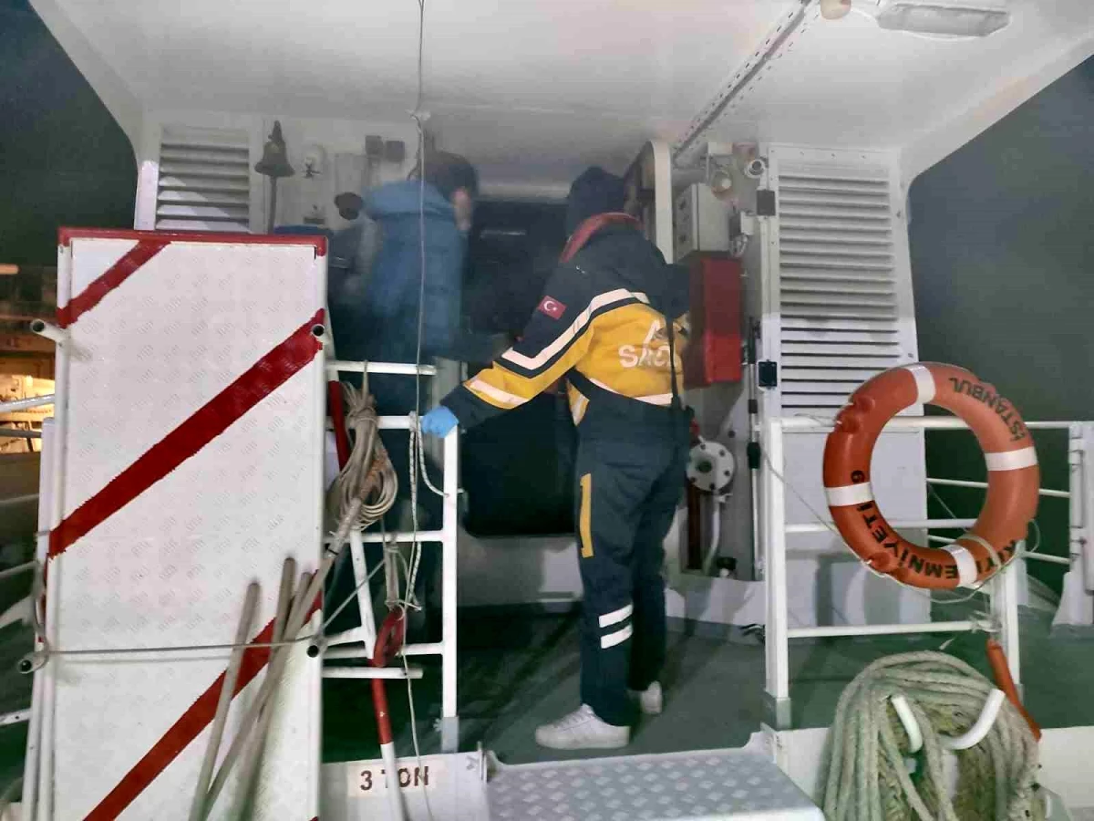 Çanakkale Boğazı\'nda gemide rahatsızlanan personel Kıyı Emniyeti ekiplerince tahliye edildi