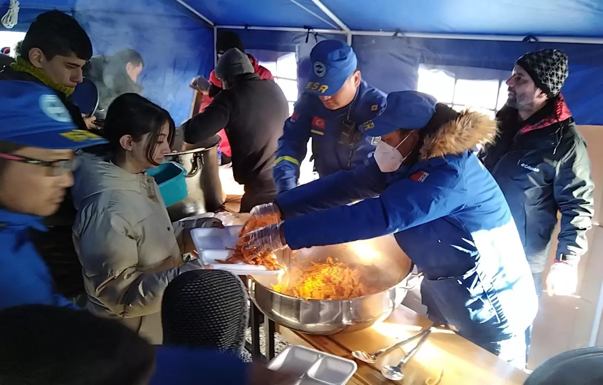 Çinli Sivil Kurtarma Ekibi Depremzedelere Yemek Dağıttı