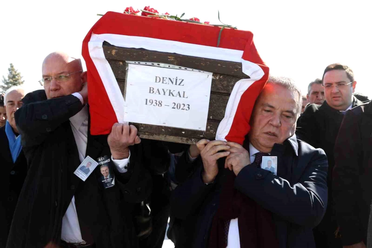 Önceki CHP Genel Başkanı Deniz Baykal\'ın Cenaze Törenine Katılan Muhittin Böcek: "Milletimizin Başı Sağ Olsun"