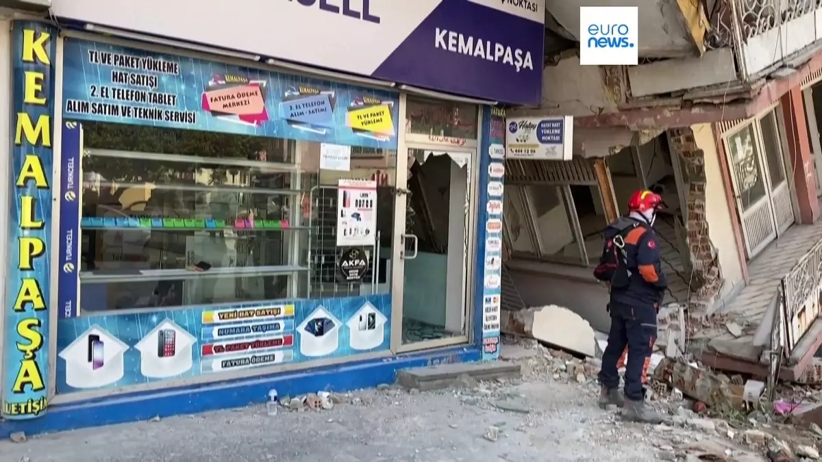 Deprem bölgesinde esnaf yağmalama karşı işyerlerini boşaltırken; güvenlik önlemleri artırılıyor