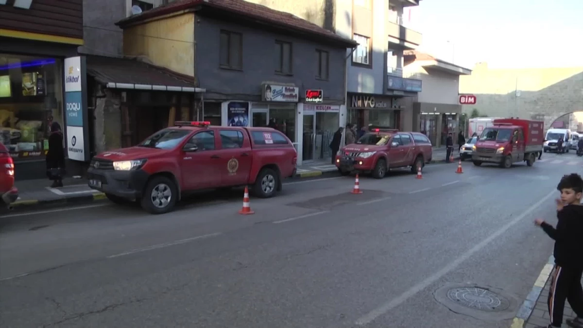 Deprem Bölgesinden Trabzon\'a Dönen İtfaiye Ekipleri Çiçekle Karşılandı