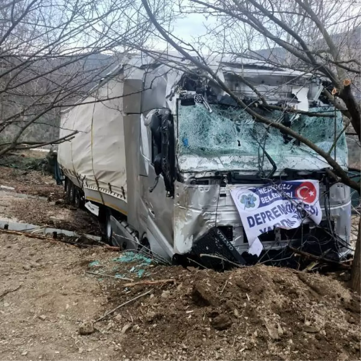 DEPREM BÖLGESİNE YARDIM GÖTÜREN TIR AĞAÇLARA ÇARPTI 1 YARALI