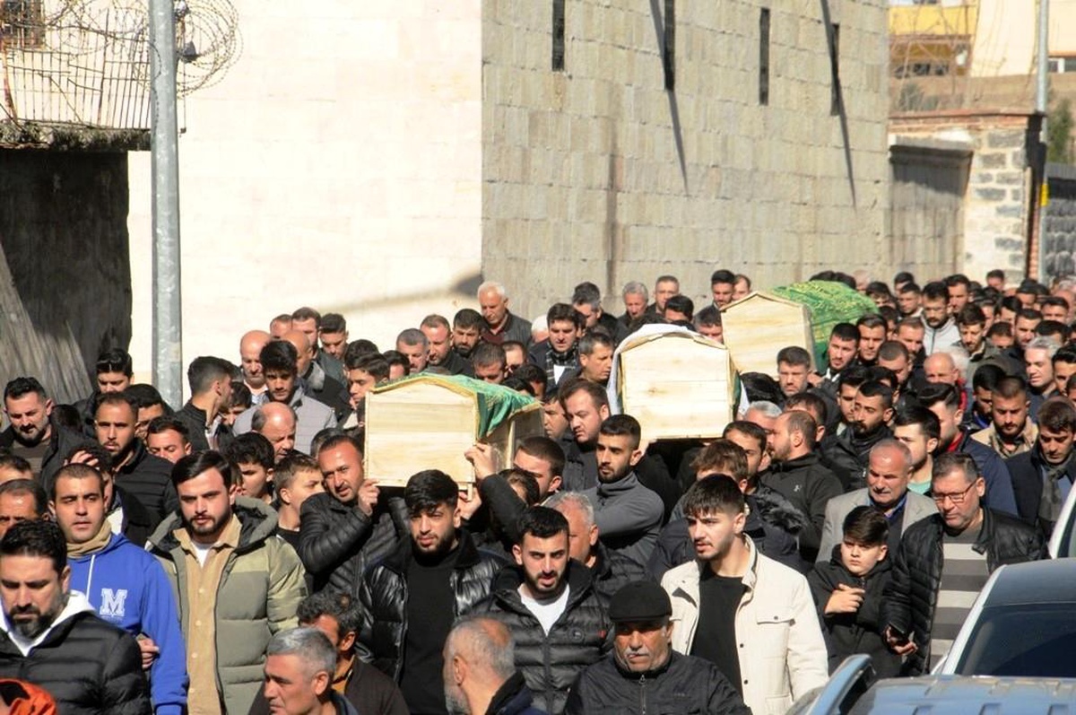 Deprem enkazında can veren mimar ve ailesi Cizre\'de yan yana defnedildi