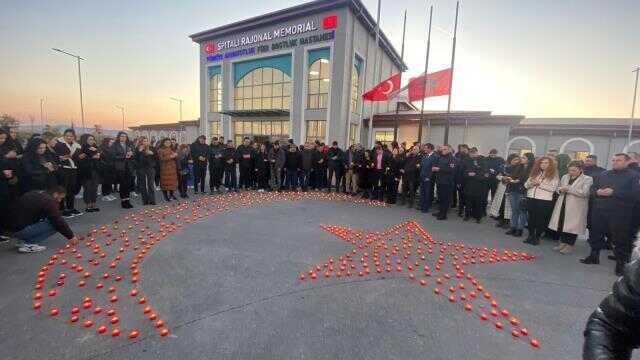 Deprem sonrası ulusal yas ilan edilen Arnavutluk'ta halk, hayatını kaybedenleri andı