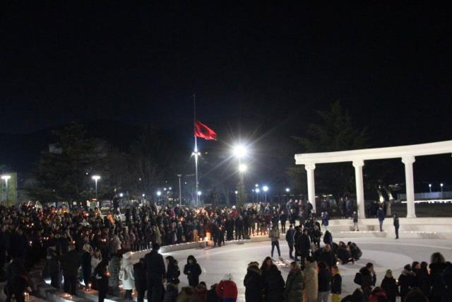 Deprem sonrası ulusal yas ilan edilen Arnavutluk'ta halk, hayatını kaybedenleri andı