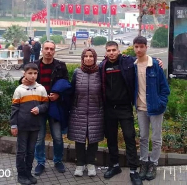 Depremde kaybettiği 3 oğlunun yanına, enkazdan çıkarılan polis eşini de toprağa verdi