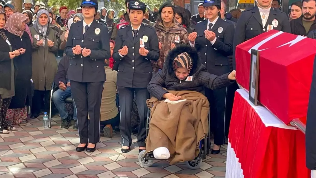 Depremde, polis eşini ve 3 çocuğunu kaybetti tekerlekli sandalye üzerinde tabuta son kez dokundu