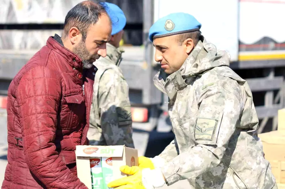 Depremin yaralarını kahraman Mehmetçik sarıyor