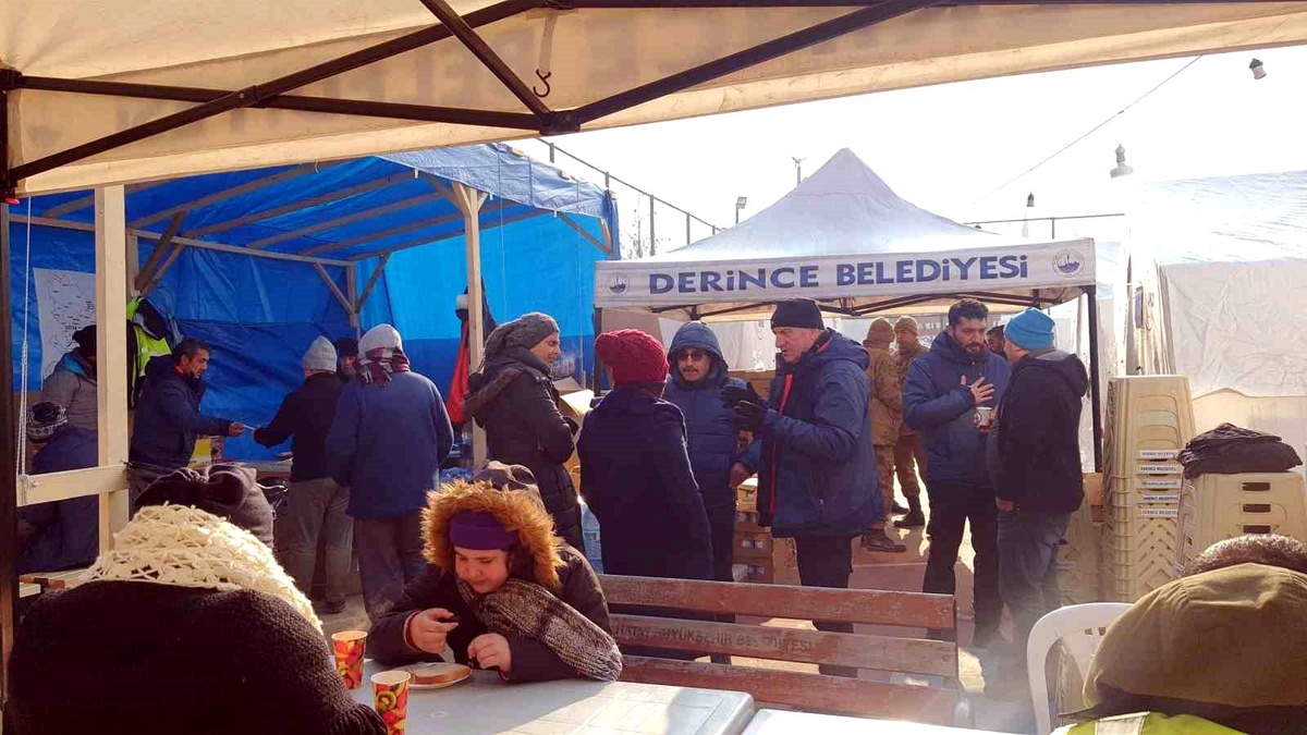 Derince\'den depremzedelere 132 tır yardım malzemesi gönderildi