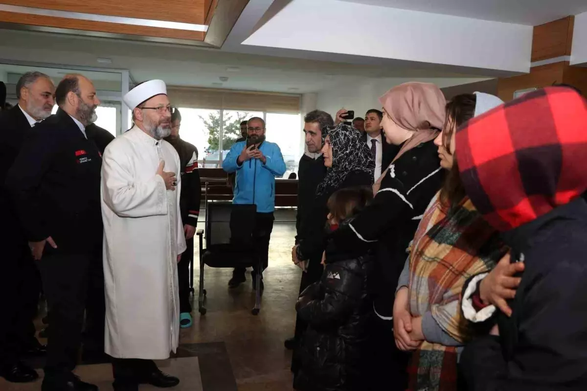 Diyanet İşleri Başkanı Erbaş, Ankara\'ya gelen depremzedeleri ziyaret etti