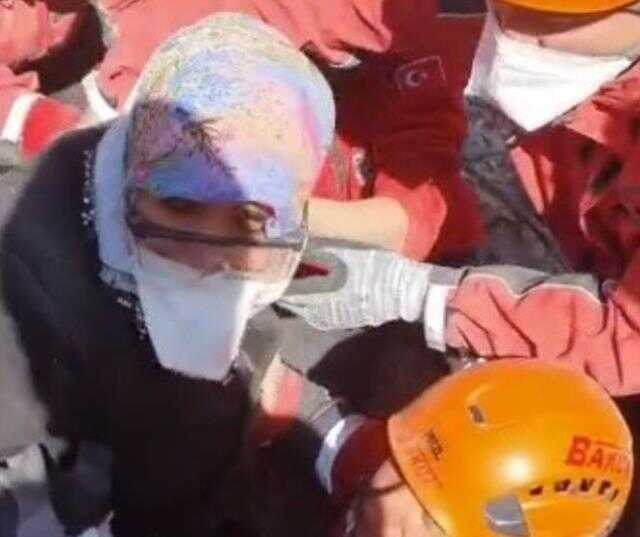 Enkazdan 202. saatte çıkarılan Polat çifti yaşadıklarını anlattı: 6 aylık oğlumu tükürüğümle beslemeye çalıştım, 5. gün dayanamadı