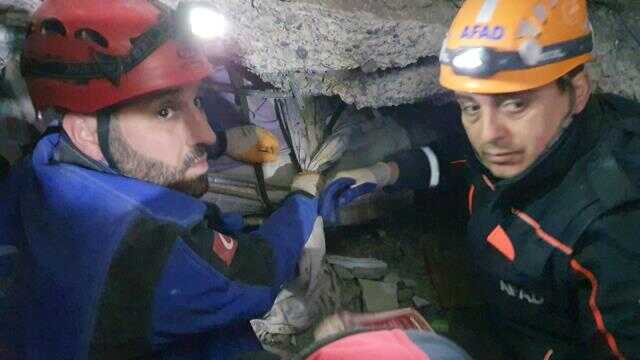 Eşini ve çocuğunu depremde kurtarmak için kendisini siper etmiş Eşini ve çocuğunu depremde kurtarmak için kendisini siper etmiş