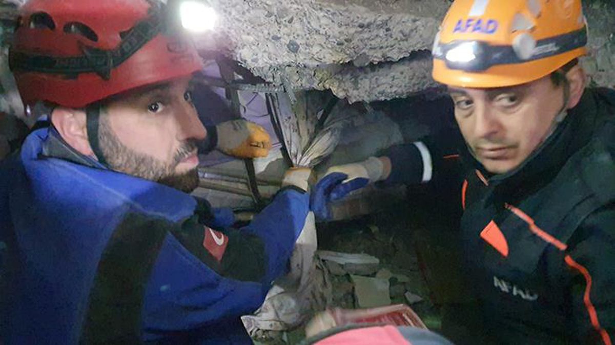 Ailesi için son fedakarlığını yaptı! Enkaz altındaki eşini ve çocuğunu kurtarmak için canını feda etti