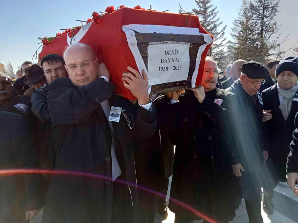 CHP eski Genel Başkanı Baykal, Devlet Mezarlığında toprağa verildi