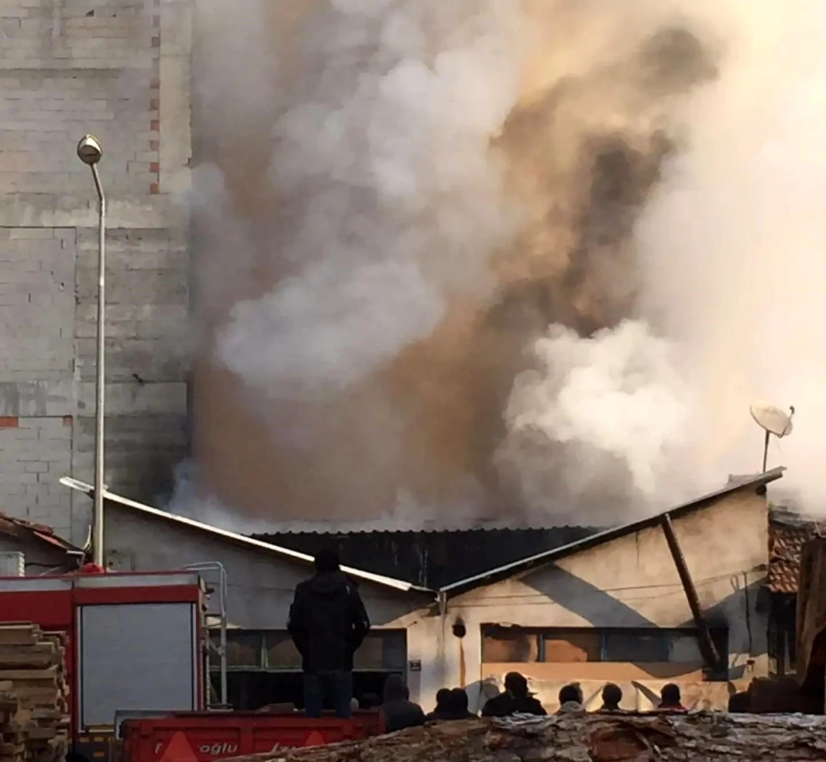 BURSA - EK) Fırın küreği imalathanesi yangında küle döndü