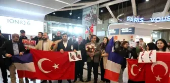 Fransız arama-kurtarma ekibi güllerle karşılandı