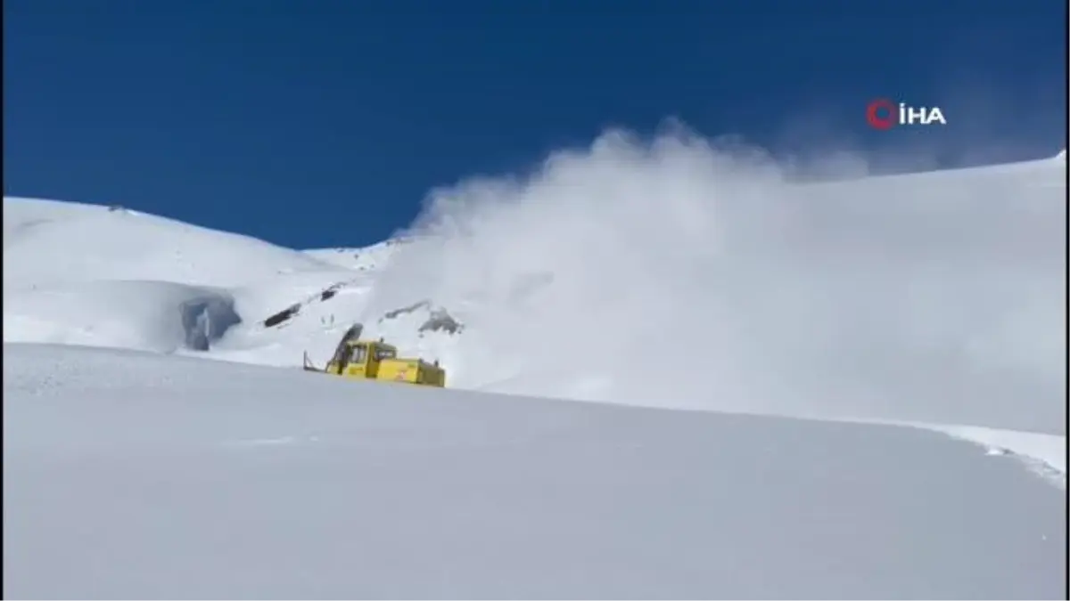 Hakkari\'de karla mücadele çalışması devam ediyor