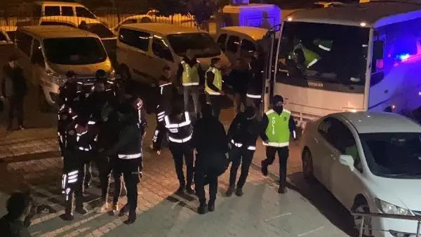 Hatay'da yağma ve cinsel taciz suçlamalarından yakalanan şüphelilere linç girişimi