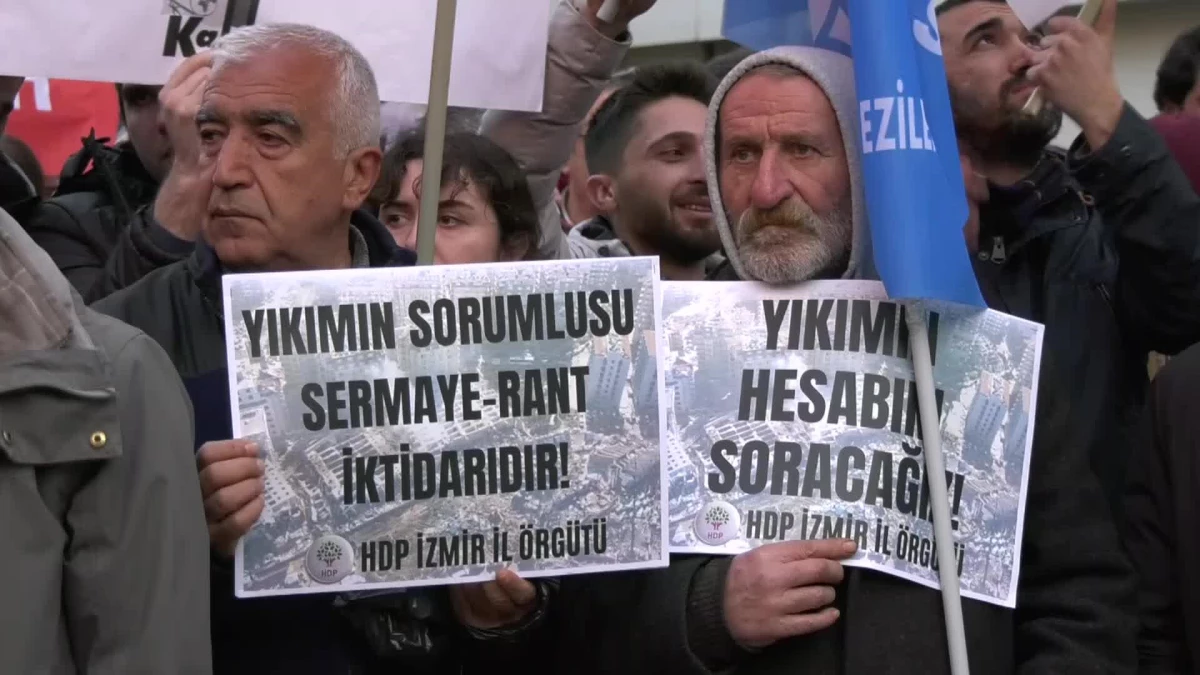 İzmir\'de Ohal Protestosu: "Yaşananlar Bir Doğal Afet Değil Bir Katliamdır"