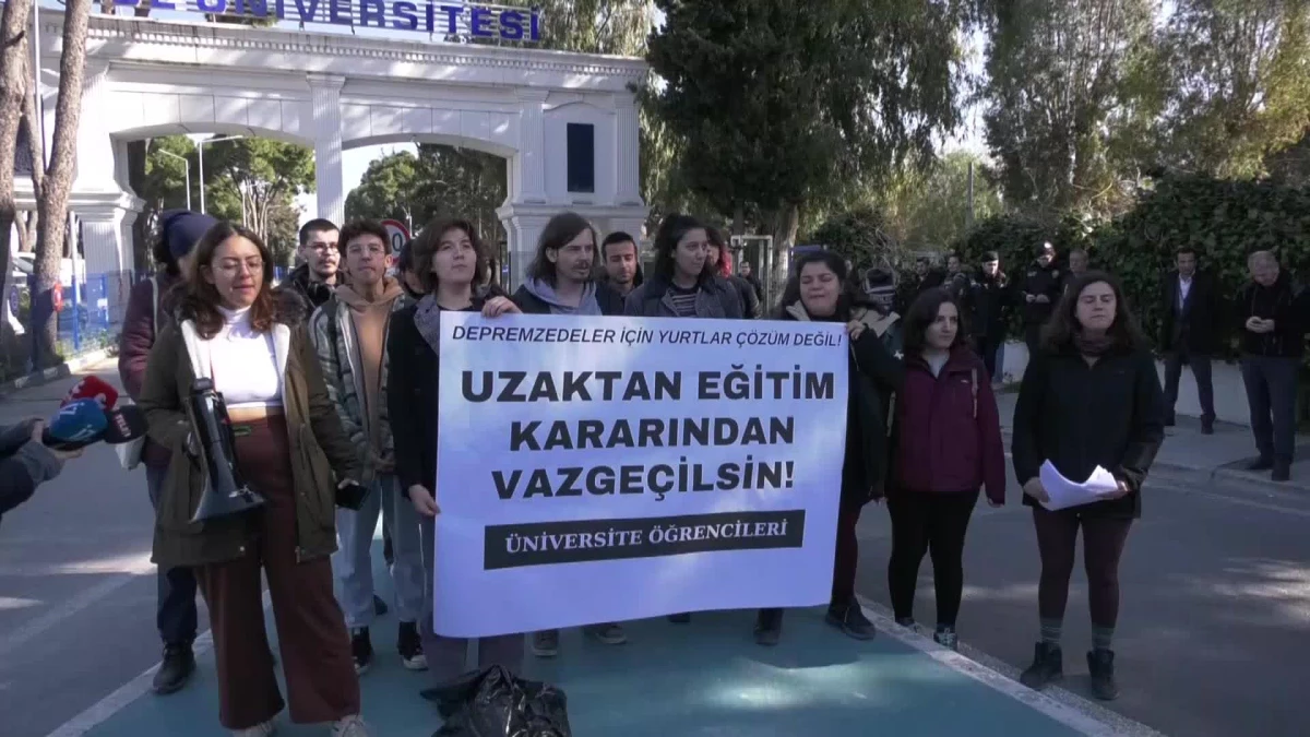 İzmir\'de Üniversite Öğrencilerinden \'Uzaktan Eğitim\' Protestosu: "Eşyalarımız Birer Çöp Torbasına Koyularak Yurtlardan Kapı Dışarı Edildik"