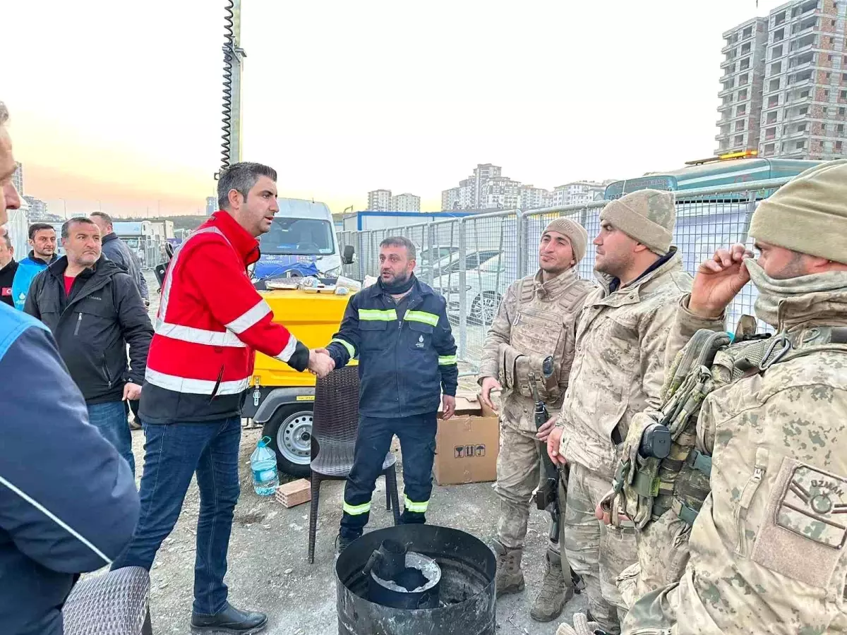 Kartal Belediye Başkanı Gökhan Yüksel deprem bölgesinde